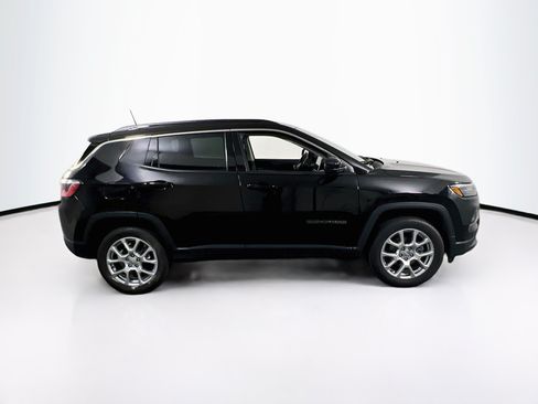 Used 2022 Jeep Compass Latitude w/ Sun and Sound Group AWD/4WD image 4
