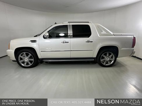 Used 2011 Cadillac Escalade EXT Luxury AWD/4WD image 9