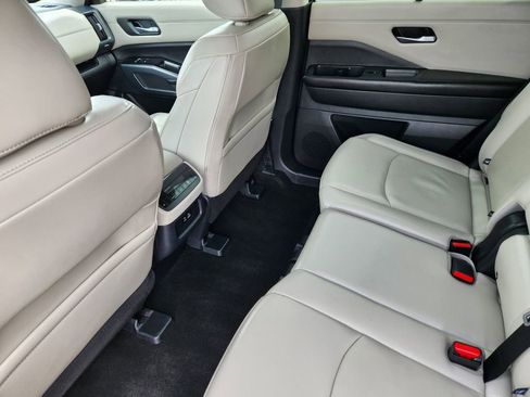 Used 2025 Nissan Pathfinder SL AWD/4WD image 25