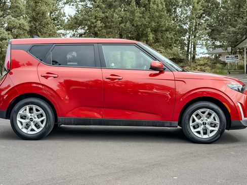 Used 2024 Kia Soul LX w/ Option Group 015 FWD image 3