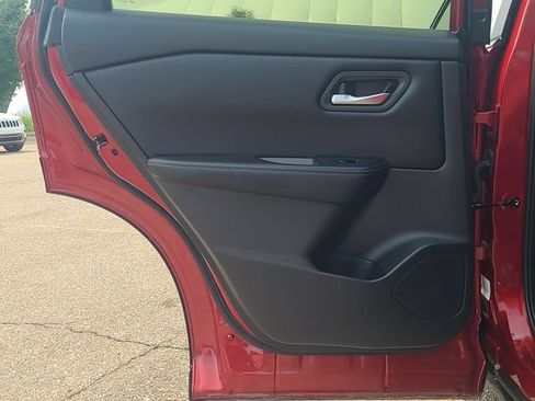 Used 2025 Nissan Rogue SV AWD/4WD image 23