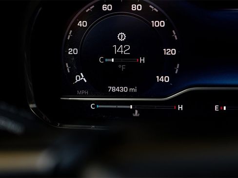 Used 2023 Chevrolet Suburban Premier image 16