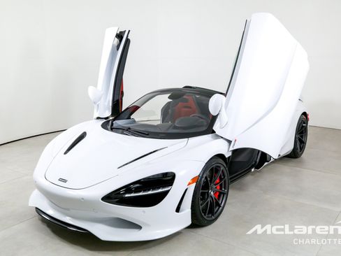 Used 2026 McLaren 750S Spider RWD image 6