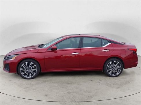 Used 2024 Nissan Altima 2.5 SL image 2