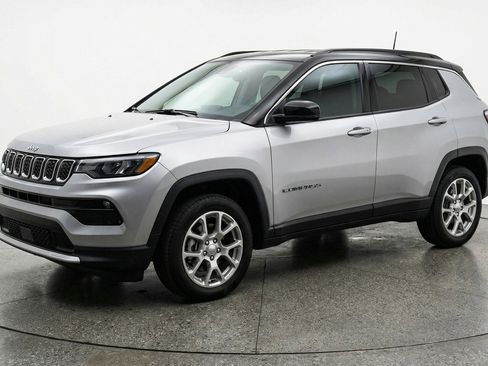 Used 2025 Jeep Compass Limited image 3