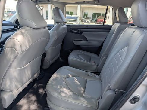 Used 2024 Toyota Highlander XLE FWD image 29