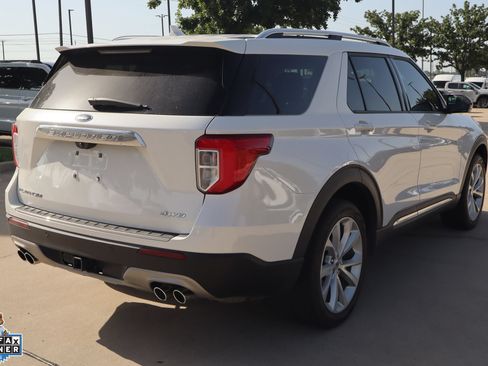 Certified 2024 Ford Explorer Platinum w/ Technology Package AWD/4WD image 3