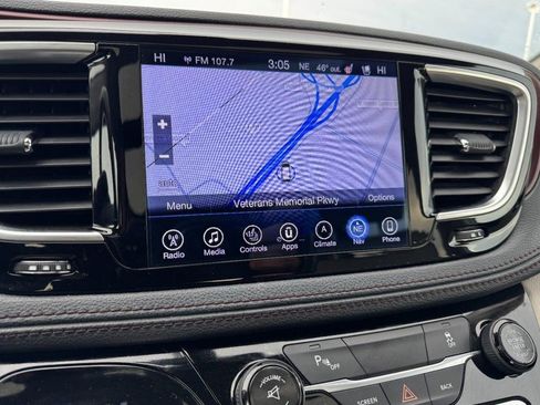 Used 2017 Chrysler Pacifica Limited image 24