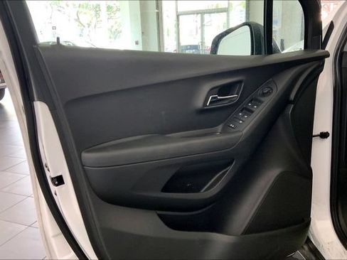 Used 2018 Chevrolet Trax LT w/ Redline Edition FWD image 10