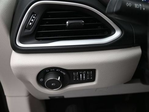 Used 2022 Chrysler Pacifica Touring-L FWD image 29