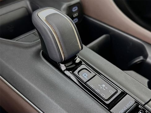 Certified 2023 Toyota Crown Limited image 15