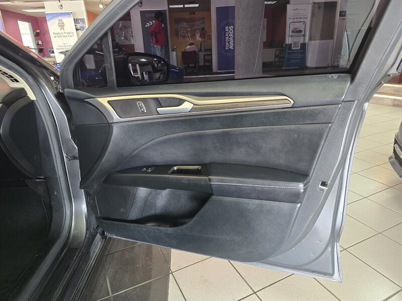 Used 2017 Ford Fusion SE w/ Fusion SE Technology Package FWD image 12
