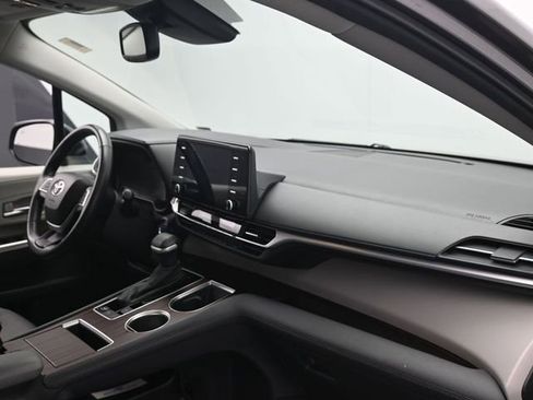 Used 2024 Toyota Sienna XLE image 28