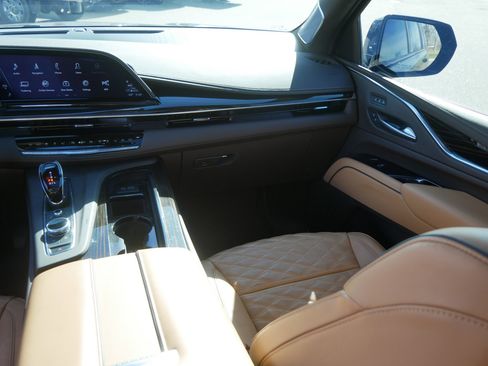 Used 2024 Cadillac Escalade ESV Sport w/ LPO, ONYX Package image 11