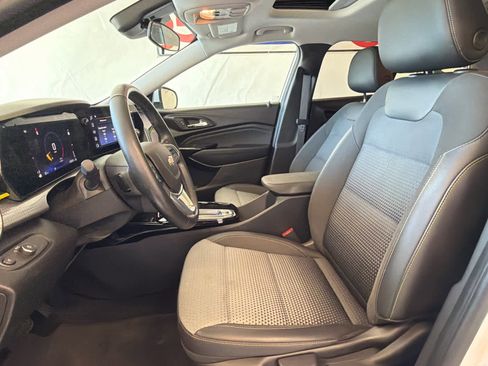 Used 2024 Chevrolet Trax LT w/ Sunroof Package FWD image 17