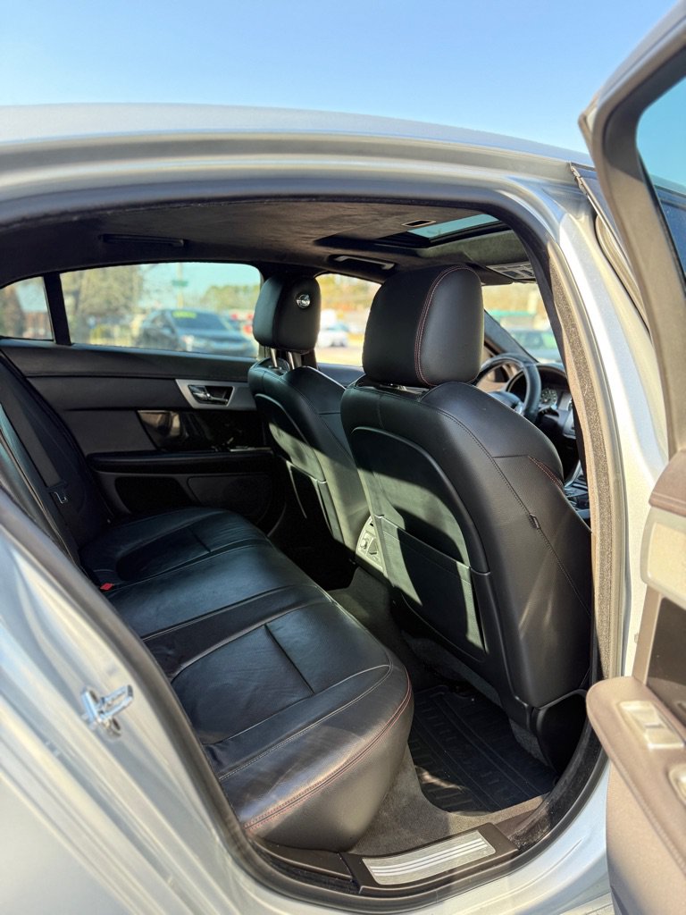 Used 2015 Jaguar XF Sport RWD image 10