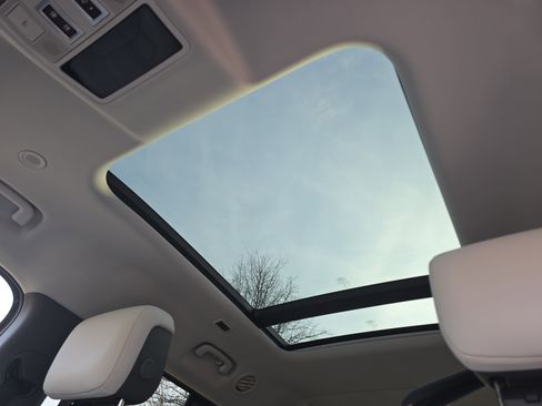 New 2026 Land Rover Defender 130 X-Dynamic SE image 30