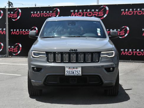 Used 2022 Jeep Grand Cherokee Laredo X AWD/4WD image 2