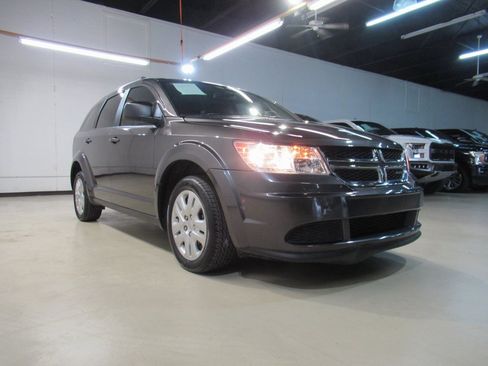 Used 2019 Dodge Journey SE image 2