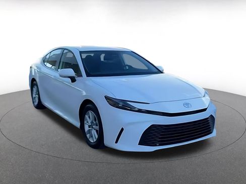 Used 2025 Toyota Camry LE image 3