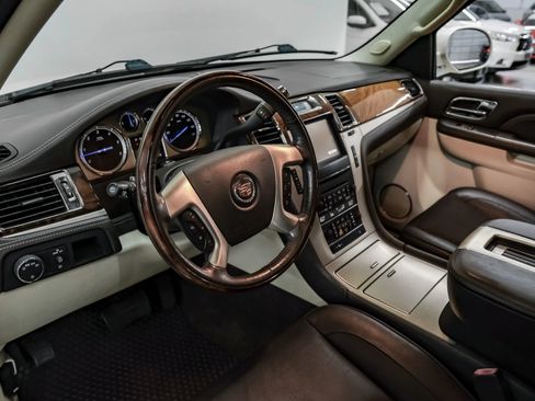 Used 2014 Cadillac Escalade ESV Platinum RWD image 2