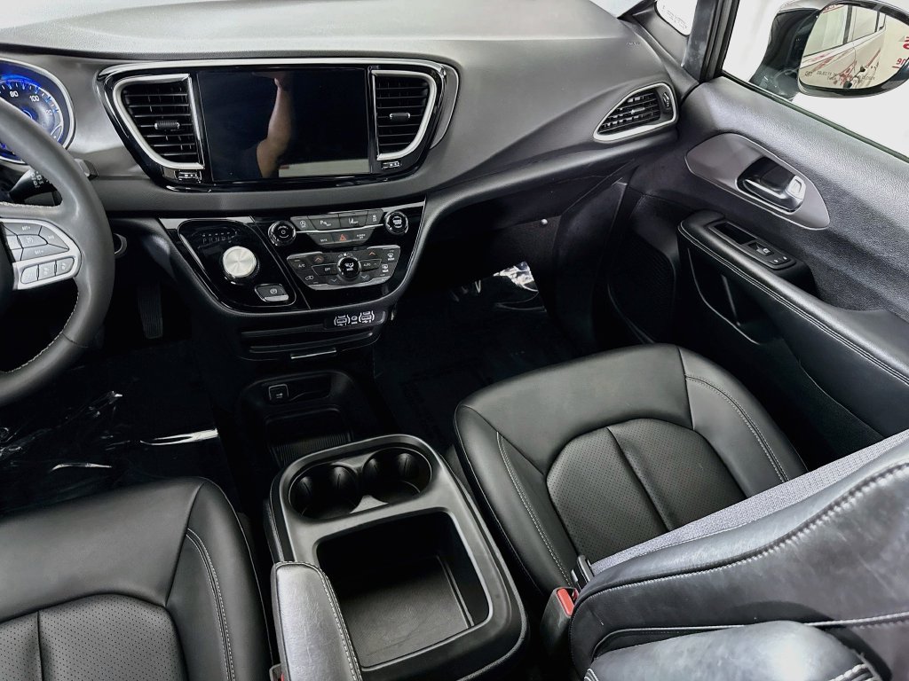 Used 2025 Chrysler Pacifica Select FWD image 27
