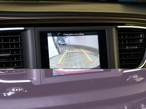 Used 2019 Chrysler Pacifica Touring-L FWD image 18