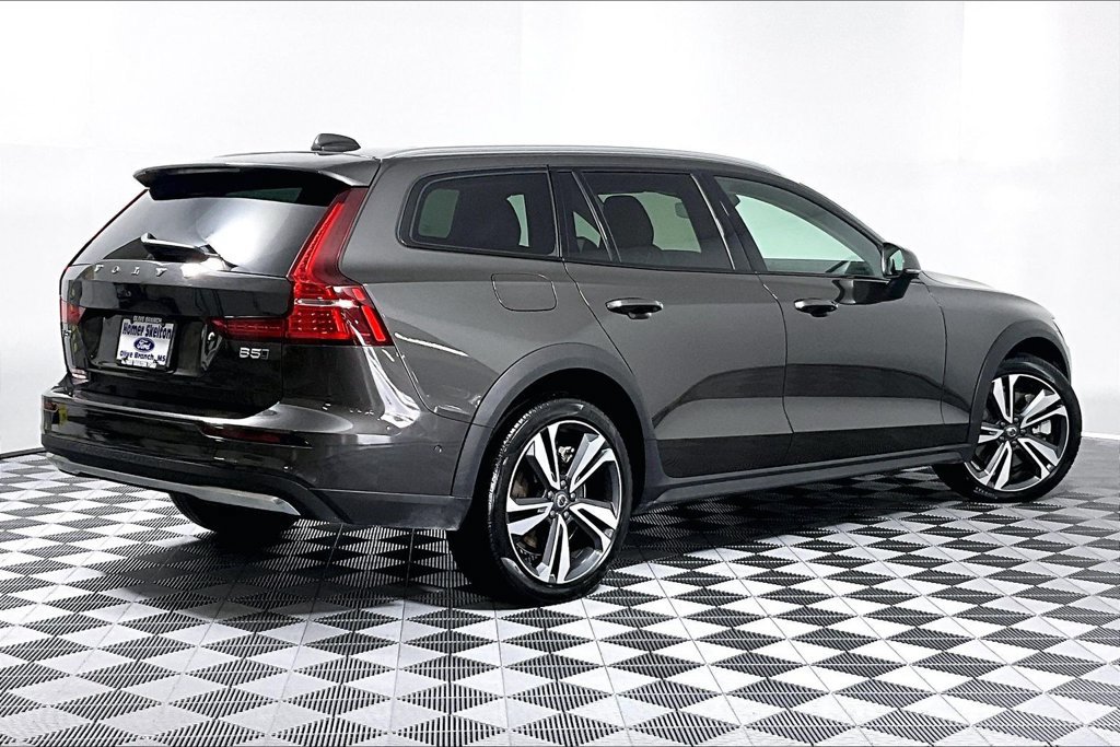 Used 2025 Volvo V60 B5 Cross Country Plus AWD/4WD image 12