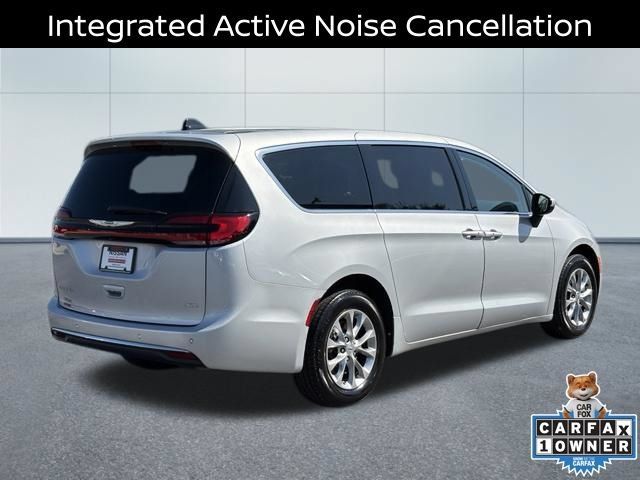 Used 2023 Chrysler Pacifica Touring-L AWD/4WD image 3