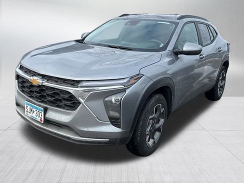 Used 2025 Chevrolet Trax LT w/ LT Convenience Package image 3