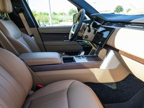 New 2025 Land Rover Range Rover Long Wheelbase SE image 17