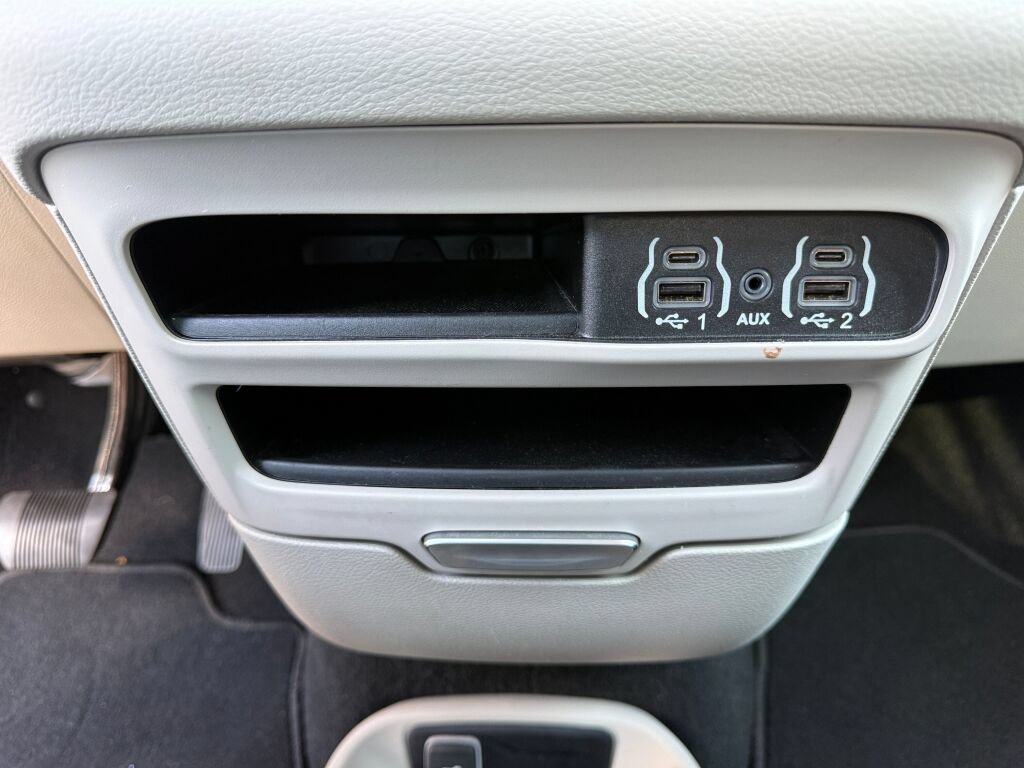 Used 2024 Chrysler Pacifica Touring-L FWD image 31