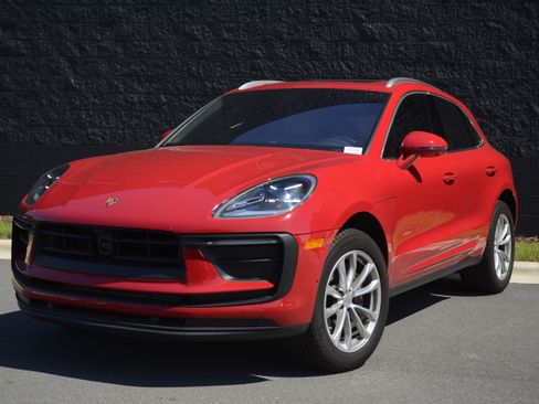 Certified 2026 Porsche Macan AWD/4WD image 42