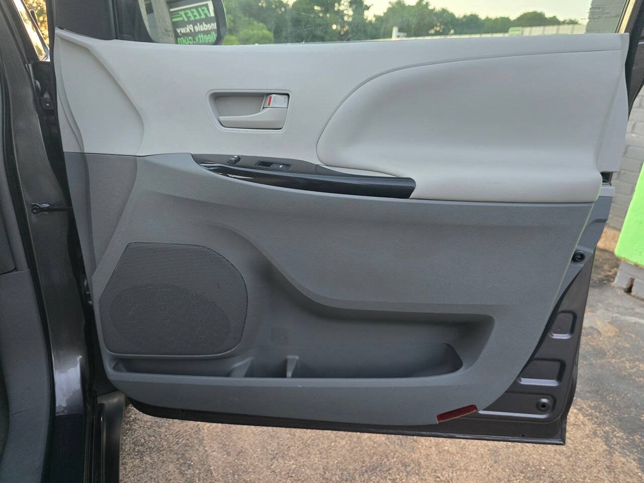 Used 2012 Toyota Sienna LE FWD image 21
