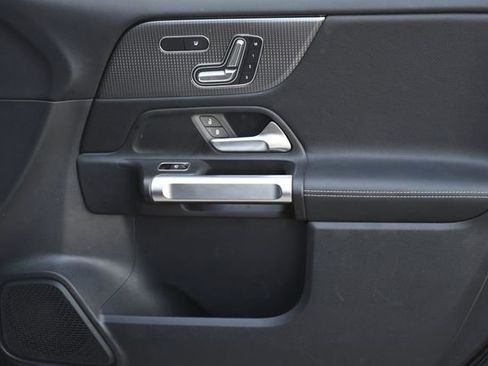 Used 2022 Mercedes-Benz GLB 250 GLB 250 w/ Premium Package Lite image 33