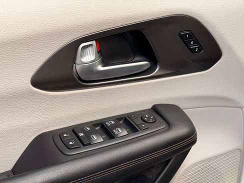 Used 2020 Chrysler Pacifica Touring-L image 22