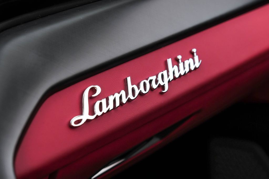Used 2022 Lamborghini Urus AWD/4WD image 34