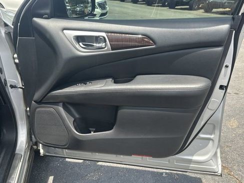 Used 2015 Nissan Pathfinder Platinum FWD image 16