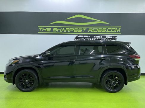 Used 2019 Toyota Highlander SE w/ Nightshade Edition image 6