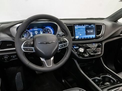 New 2026 Chrysler Pacifica Limited w/ Uconnect Theater Family Group FWD image 7