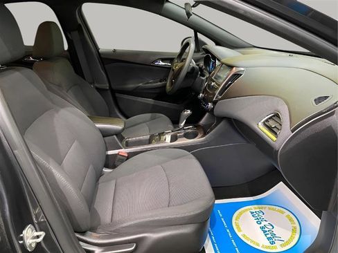 Used 2017 Chevrolet Cruze LT w/ Convenience Package image 9