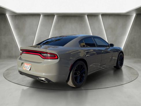 Used 2017 Dodge Charger SE RWD image 3