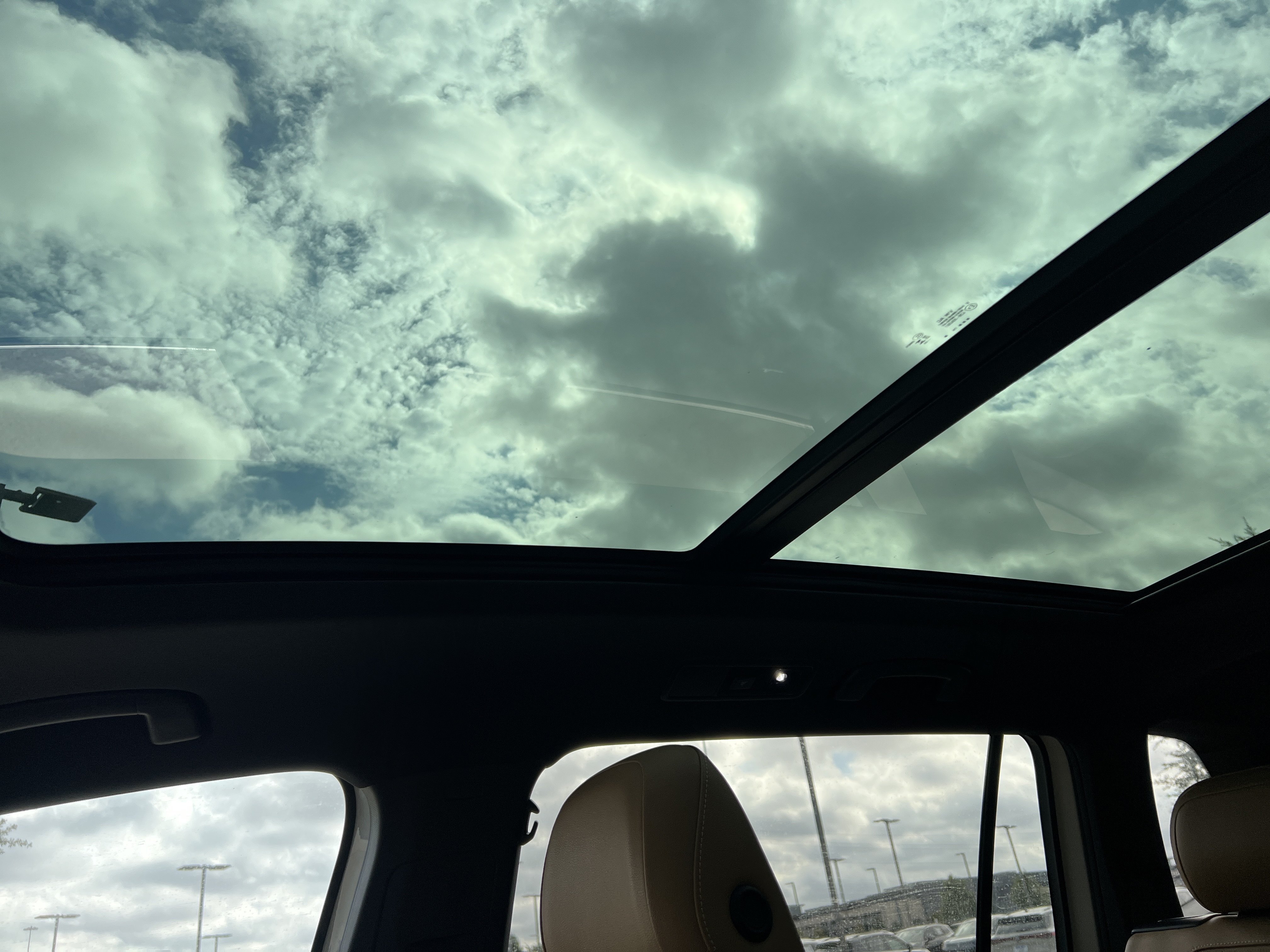 Used 2023 Volkswagen Tiguan SE w/ Panoramic Sunroof Package FWD image 23