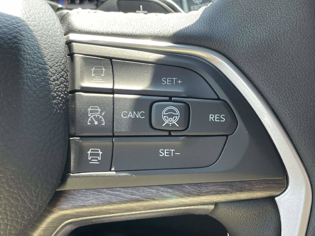 New 2027 Jeep Grand Cherokee Altitude RWD image 31