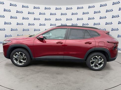 Used 2025 Chevrolet Trax LT w/ LT Convenience Package FWD image 4