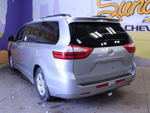 Used 2019 Toyota Sienna LE image 5