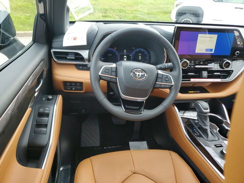 New 2026 Toyota Highlander Platinum AWD/4WD image 11