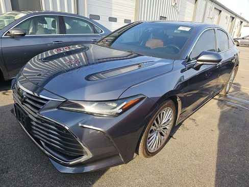 Used 2020 Toyota Avalon Limited image 3