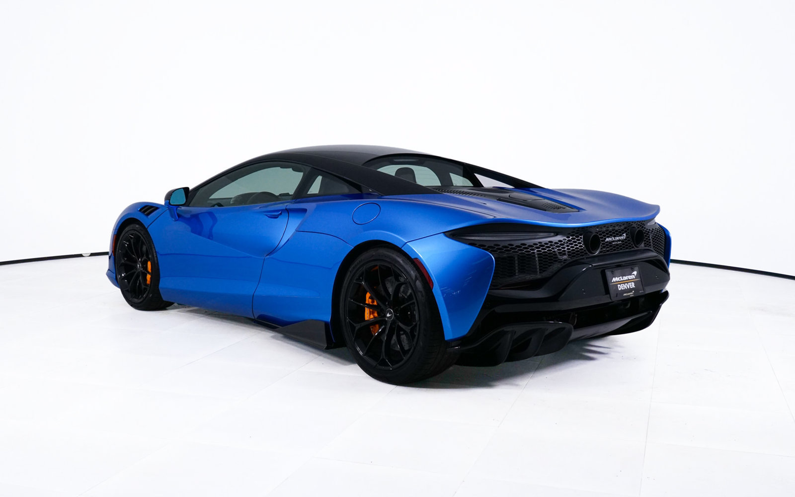 Used 2024 McLaren Artura RWD image 3