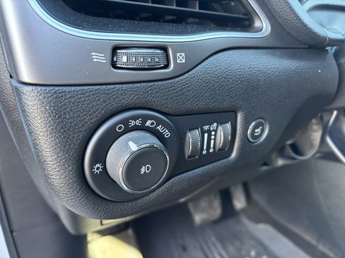 Used 2022 Jeep Cherokee Latitude Lux w/ Mopar Interior Package image 16